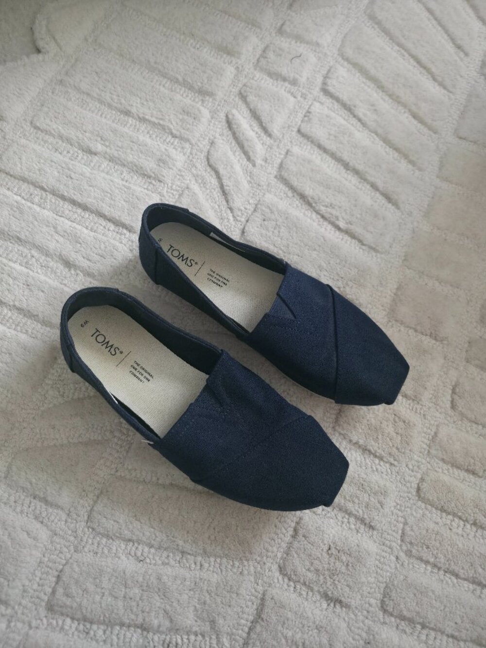 TOMS - Navy Blue size 9